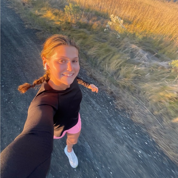 Meet your Posher, Lindsey - Picture 2 of 3